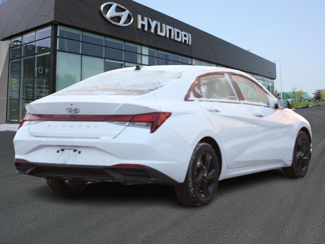 2023 Hyundai Elantra Preferred IVT Photo