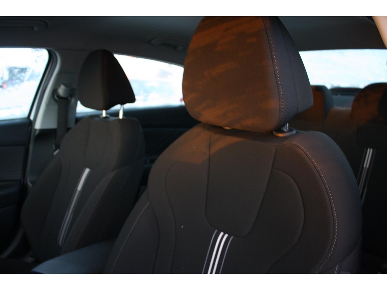 2023 Hyundai Elantra Preferred IVT Photo