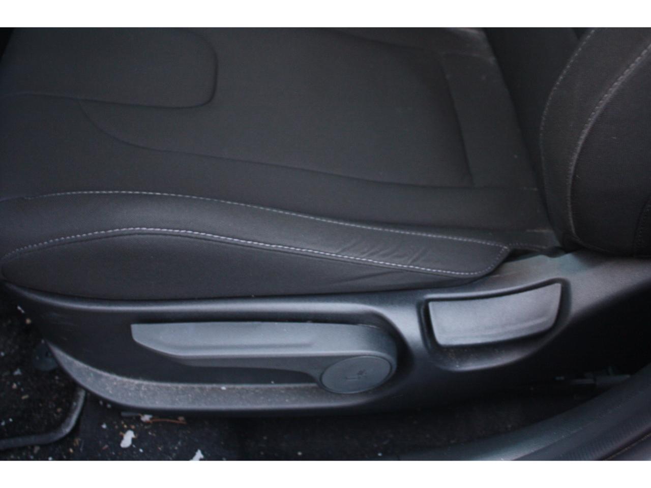 2023 Hyundai Elantra Preferred IVT Photo