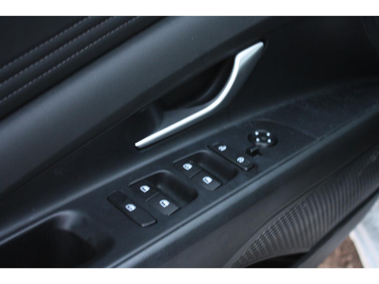 2023 Hyundai Elantra Preferred IVT Photo