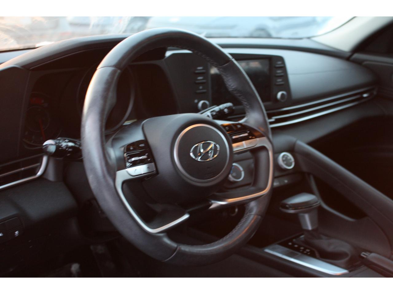 2023 Hyundai Elantra Preferred IVT Photo