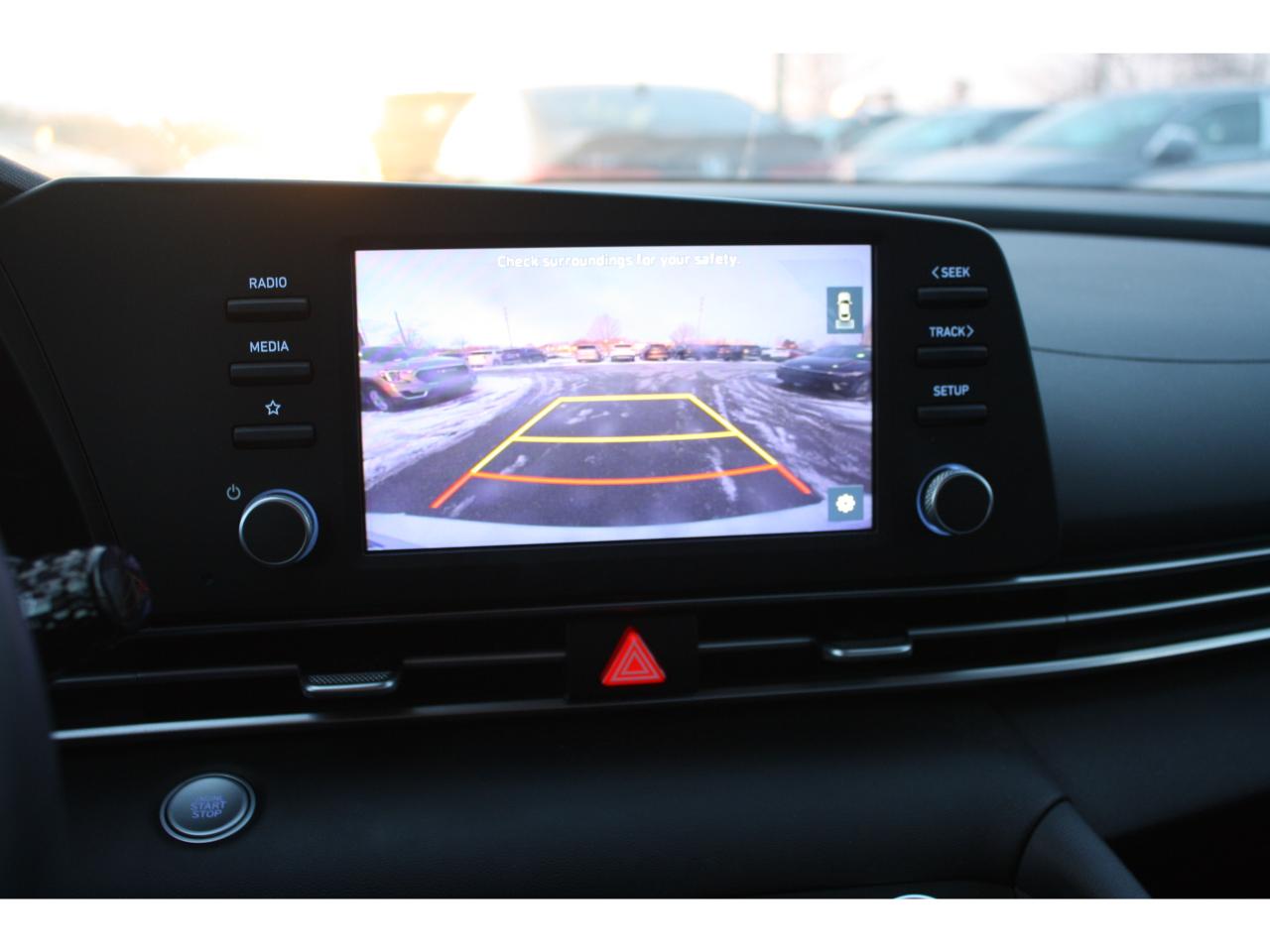 2023 Hyundai Elantra Preferred IVT Photo