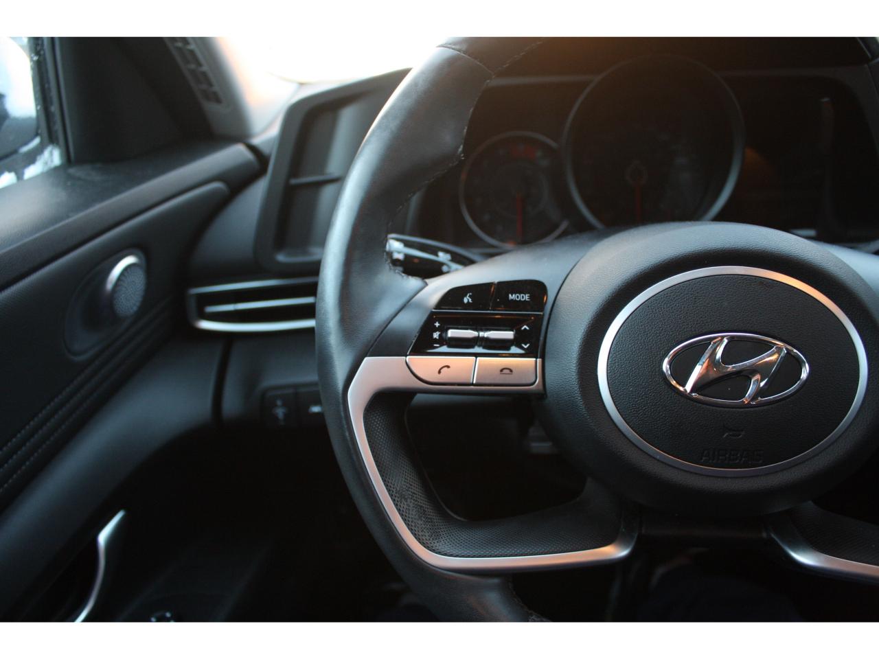 2023 Hyundai Elantra Preferred IVT Photo