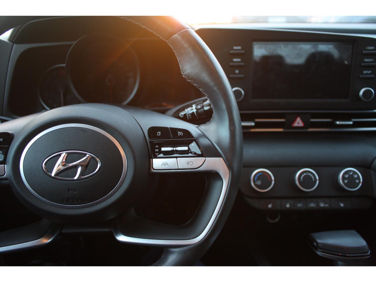 2023 Hyundai Elantra Preferred IVT Photo