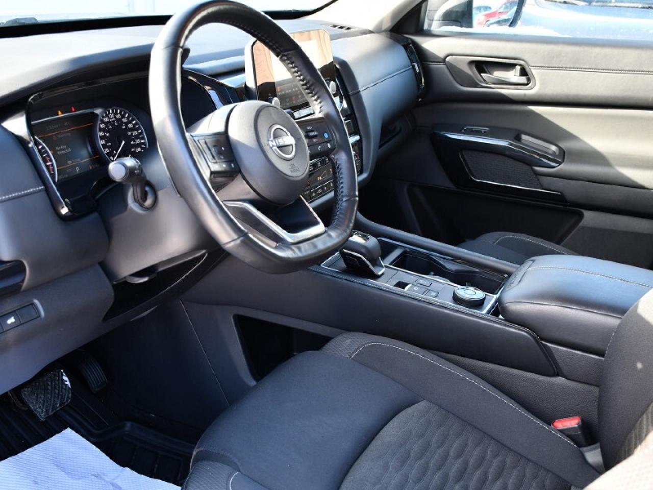 2024 Nissan Pathfinder SV   Pano Roof   Remote Start   Heated Seats   8 P Photo