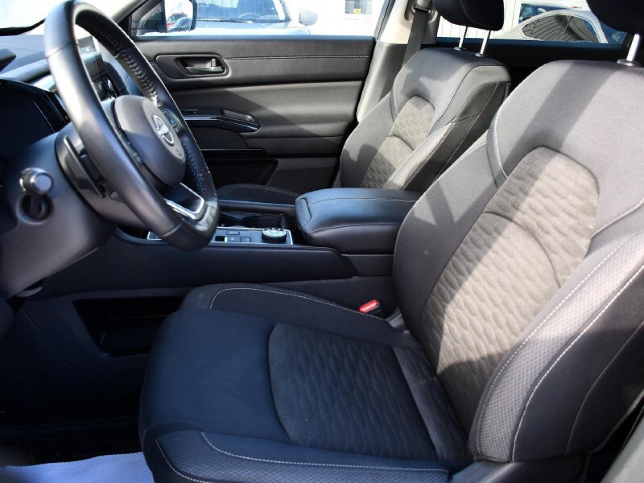 2024 Nissan Pathfinder SV   Pano Roof   Remote Start   Heated Seats   8 P Photo