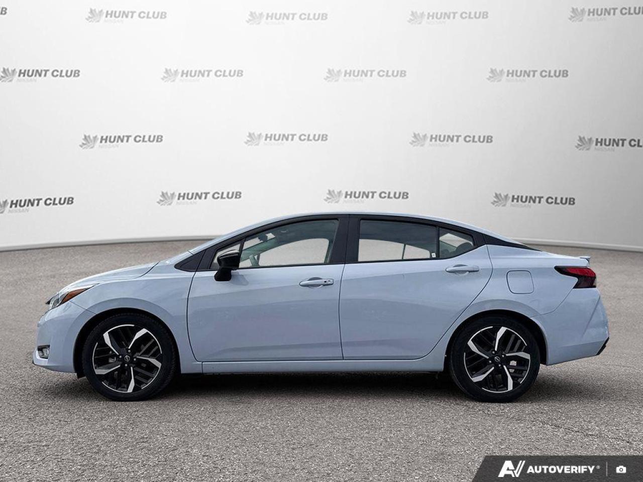 2023 Nissan Versa SR Photo