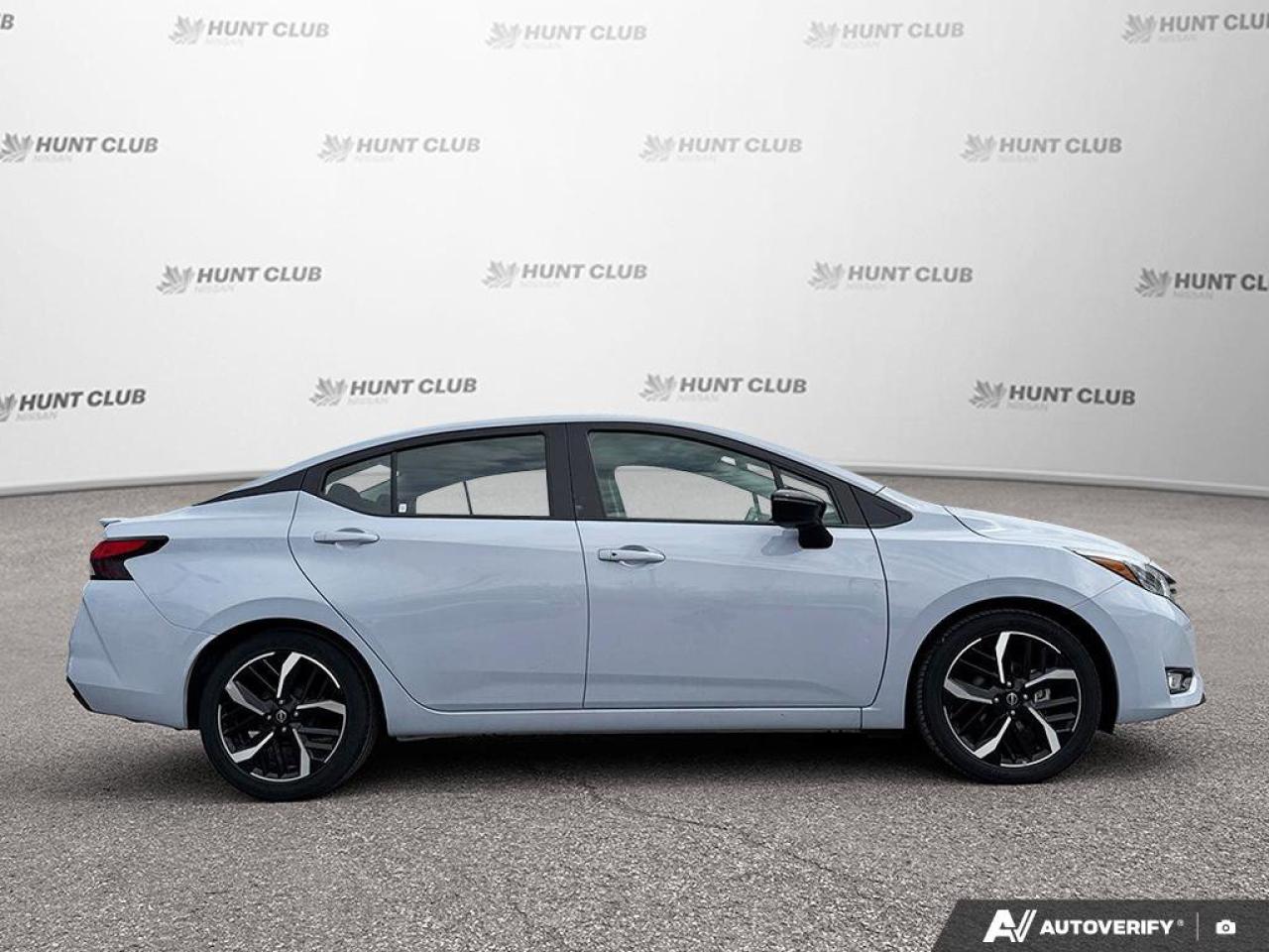 2023 Nissan Versa SR Photo