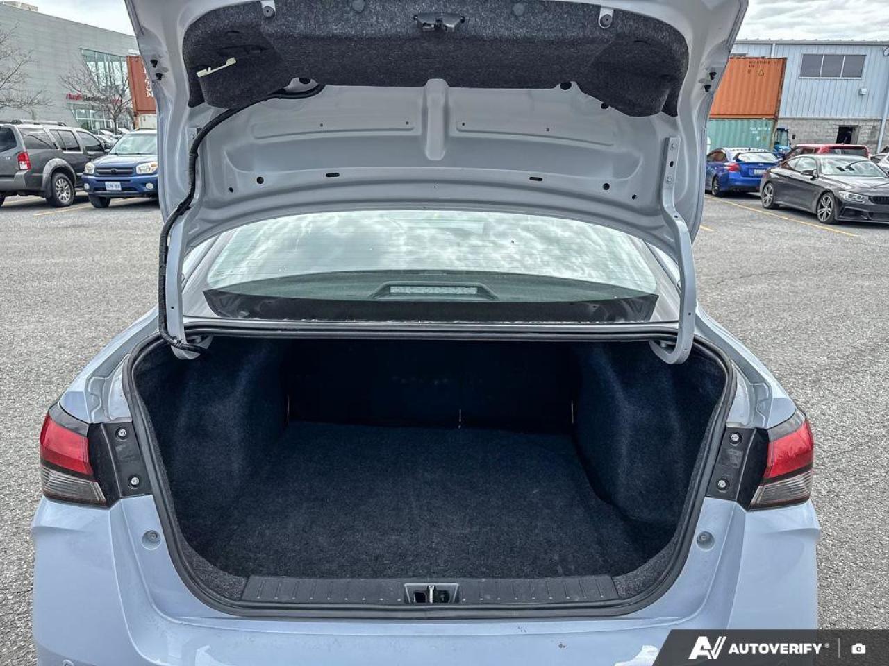 2023 Nissan Versa SR Photo