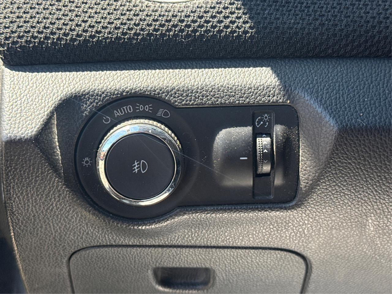 2014 Chevrolet Cruze LEATHER SUNROOF  WE FINANCE ALL CREDIT Photo