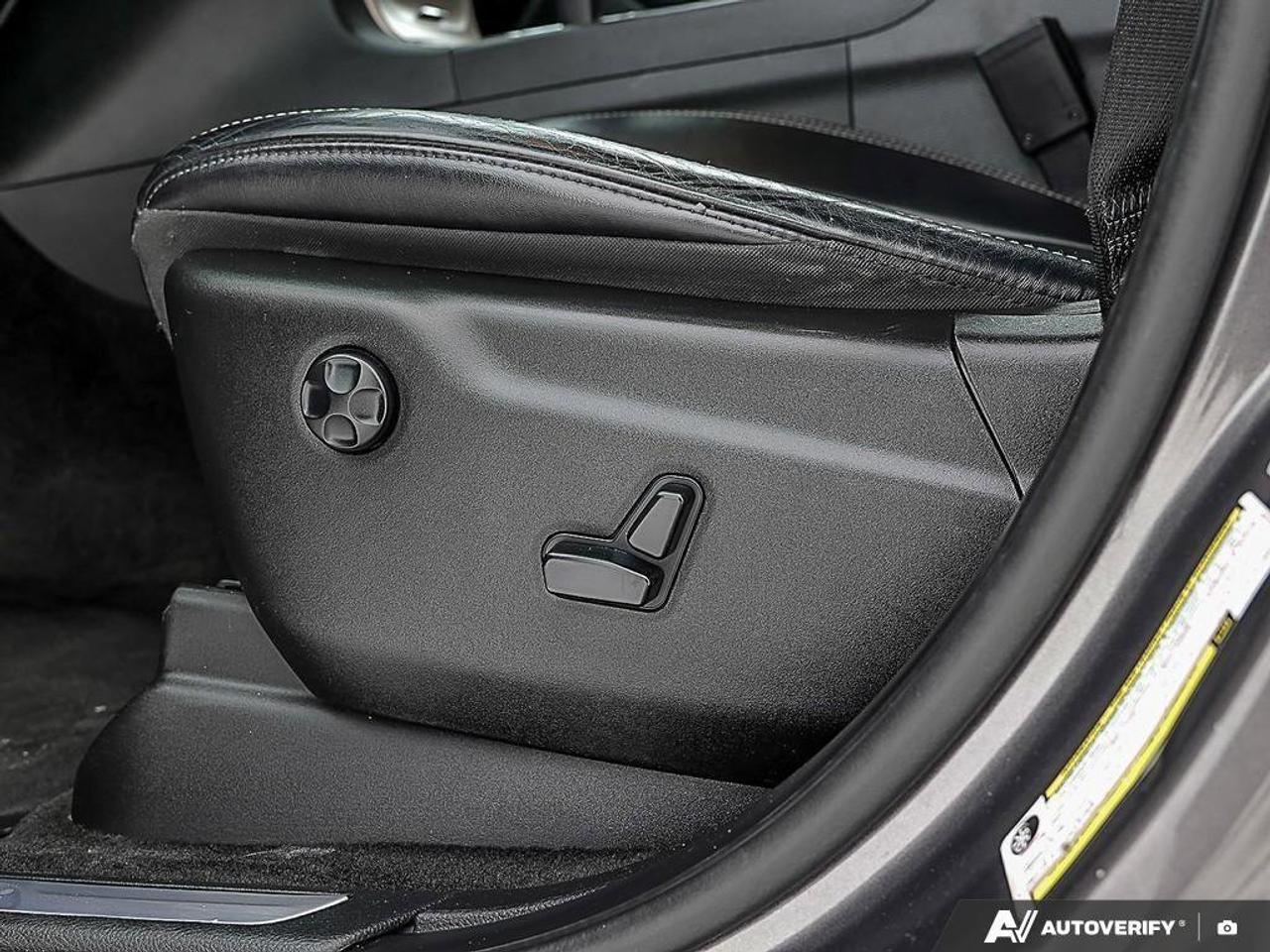 2015 Jeep Grand Cherokee LimitedLIMITED, 3.6L 6-CYLINDER, ALLOYS, 4X4, LEAT Photo