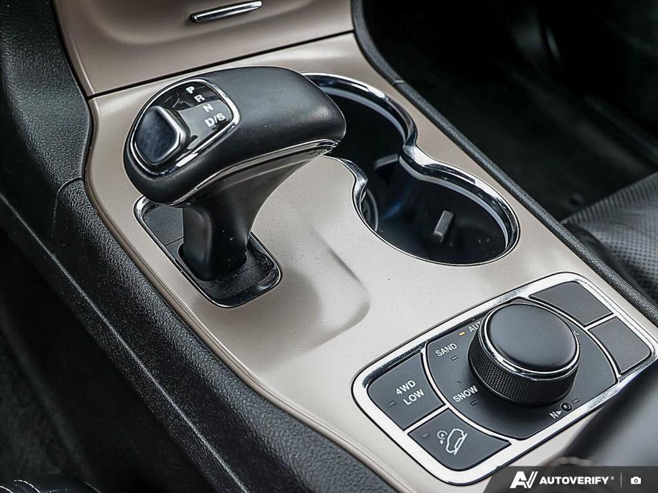 2015 Jeep Grand Cherokee LimitedLIMITED, 3.6L 6-CYLINDER, ALLOYS, 4X4, LEAT Photo