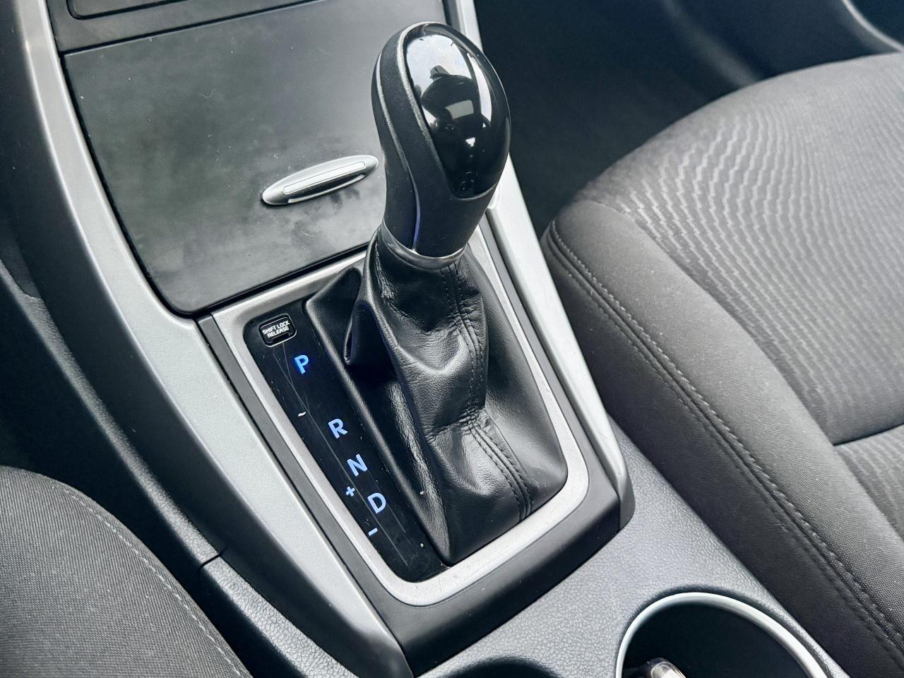 2016 Hyundai Elantra FINANCING AVAILABLE Photo12