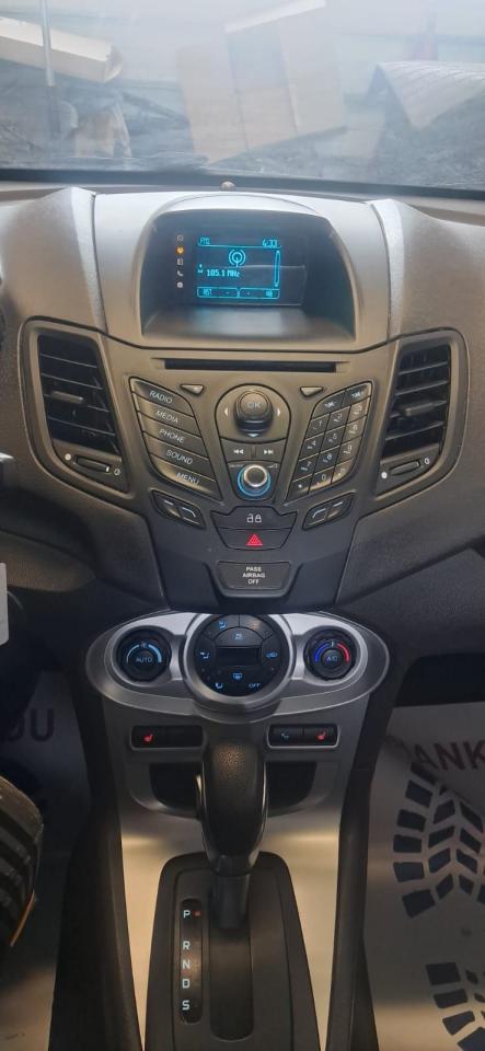 2015 Ford Fiesta SE Photo