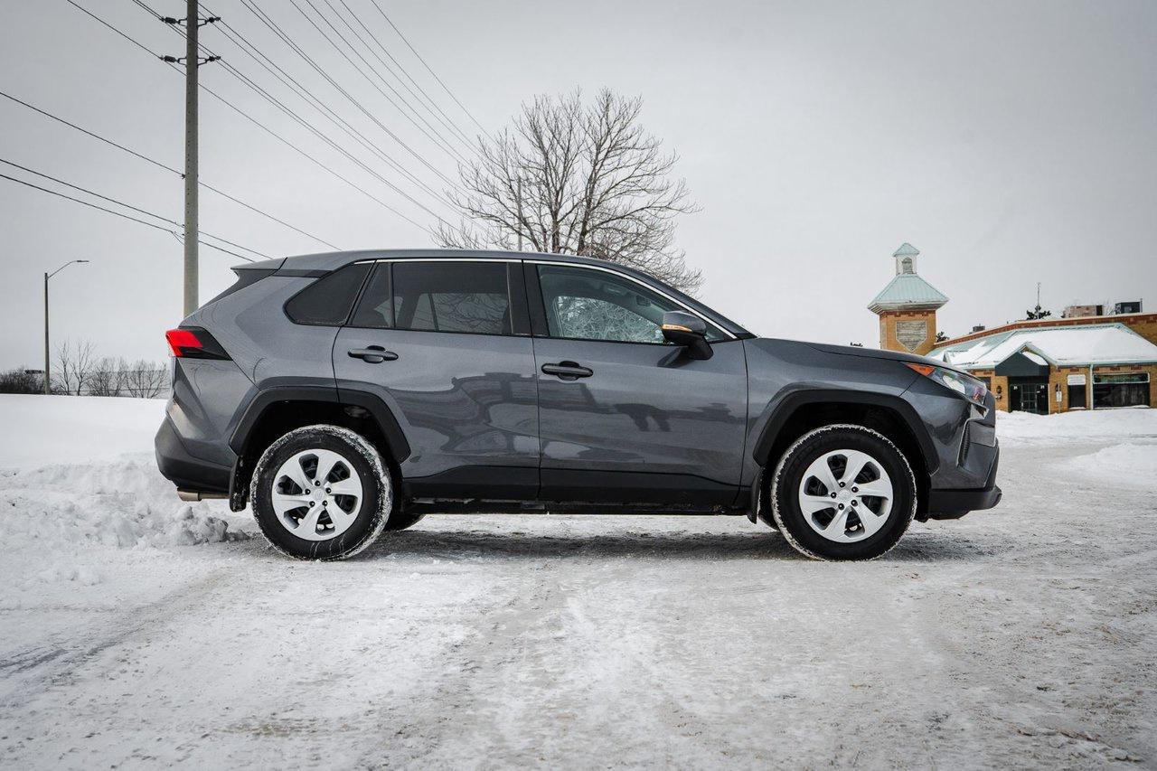 2022 Toyota RAV4 LE Photo