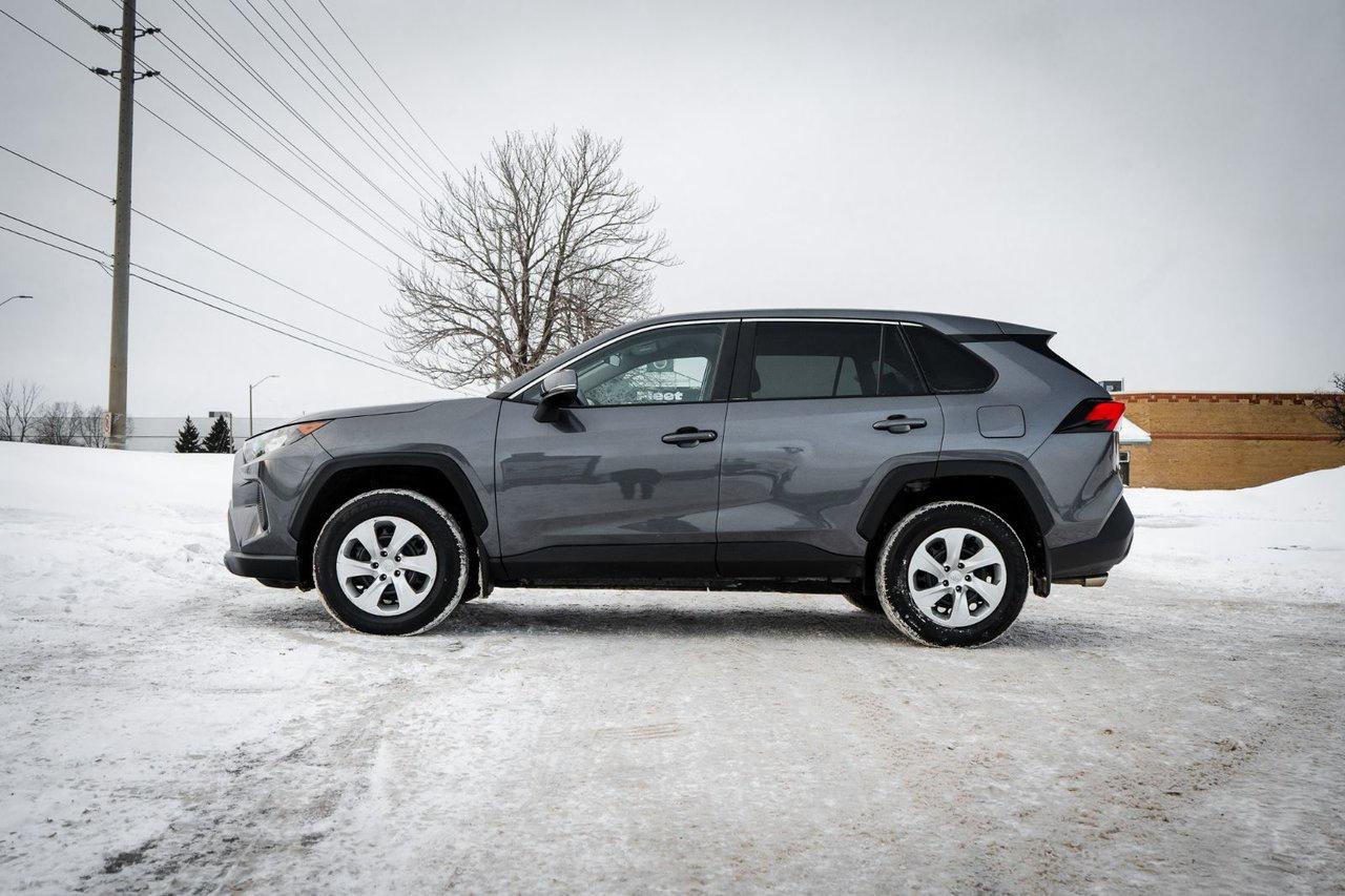 2022 Toyota RAV4 LE Photo4