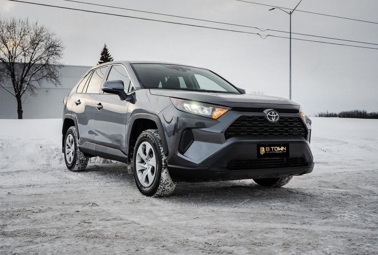 2022 Toyota RAV4 LE Photo2
