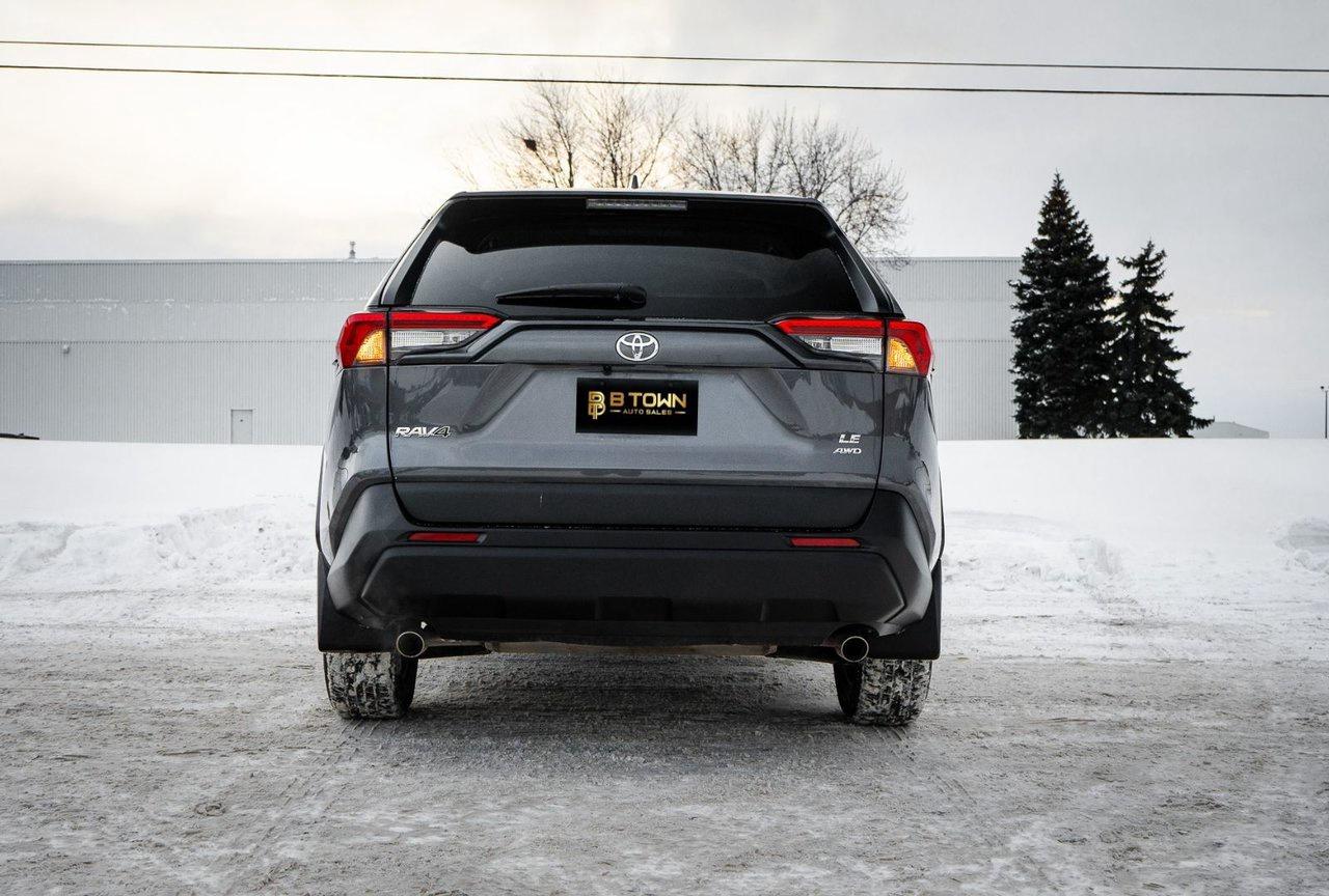 2022 Toyota RAV4 LE Photo
