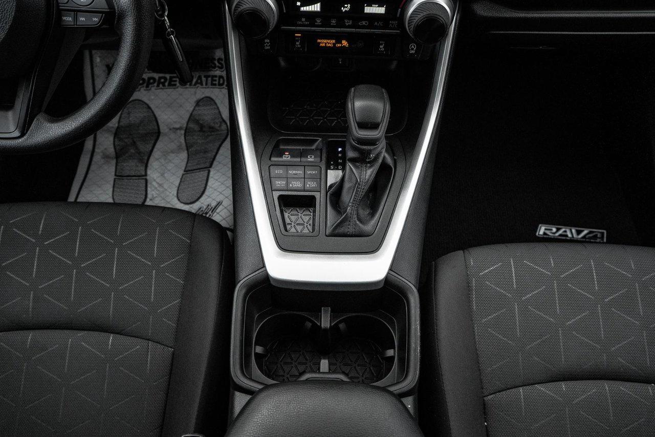 2022 Toyota RAV4 LE Photo