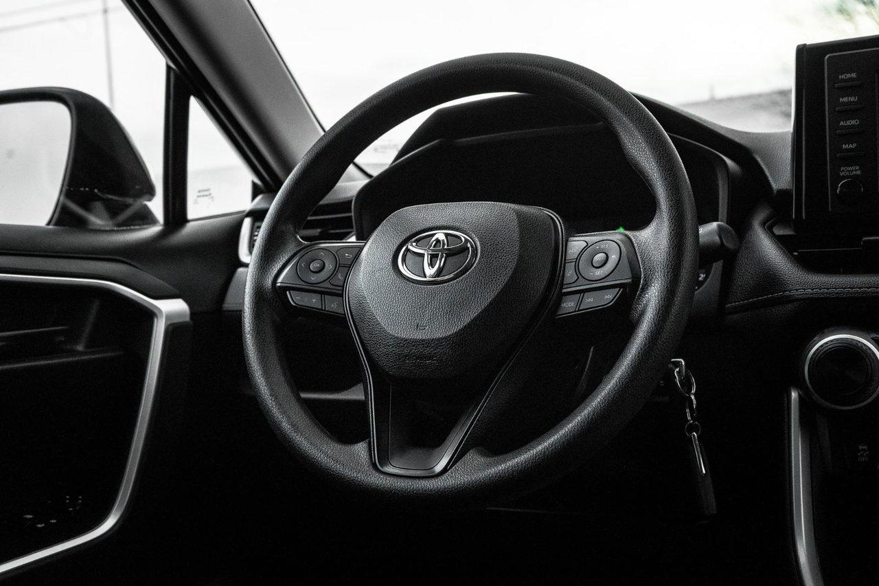 2022 Toyota RAV4 LE Photo