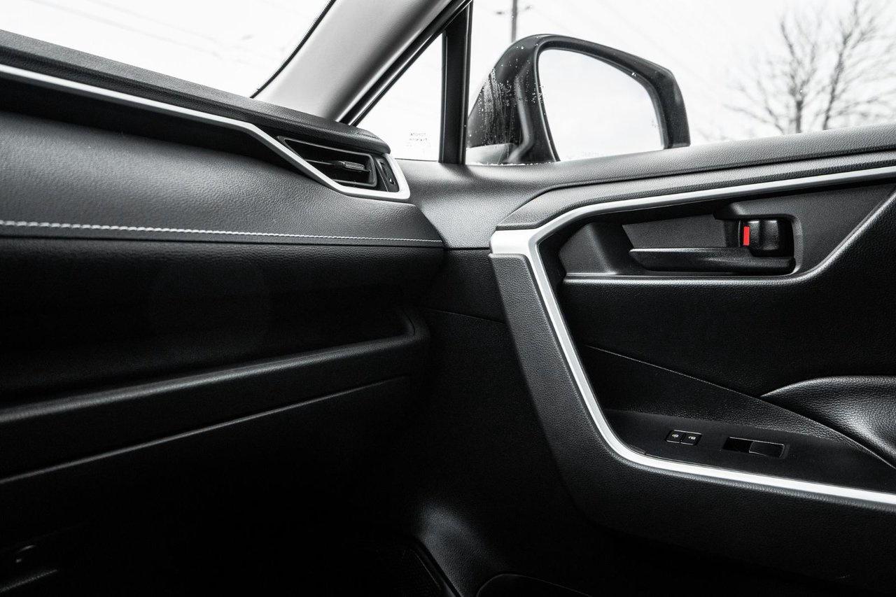 2022 Toyota RAV4 LE Photo