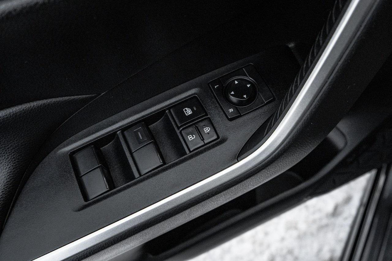 2022 Toyota RAV4 LE Photo