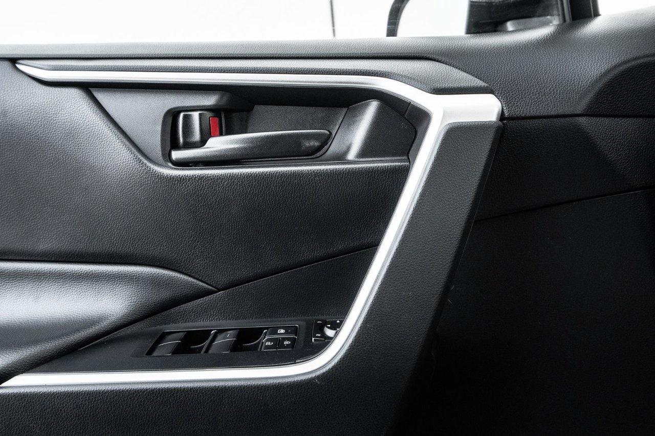 2022 Toyota RAV4 LE Photo