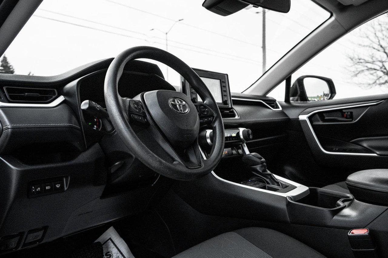 2022 Toyota RAV4 LE Photo