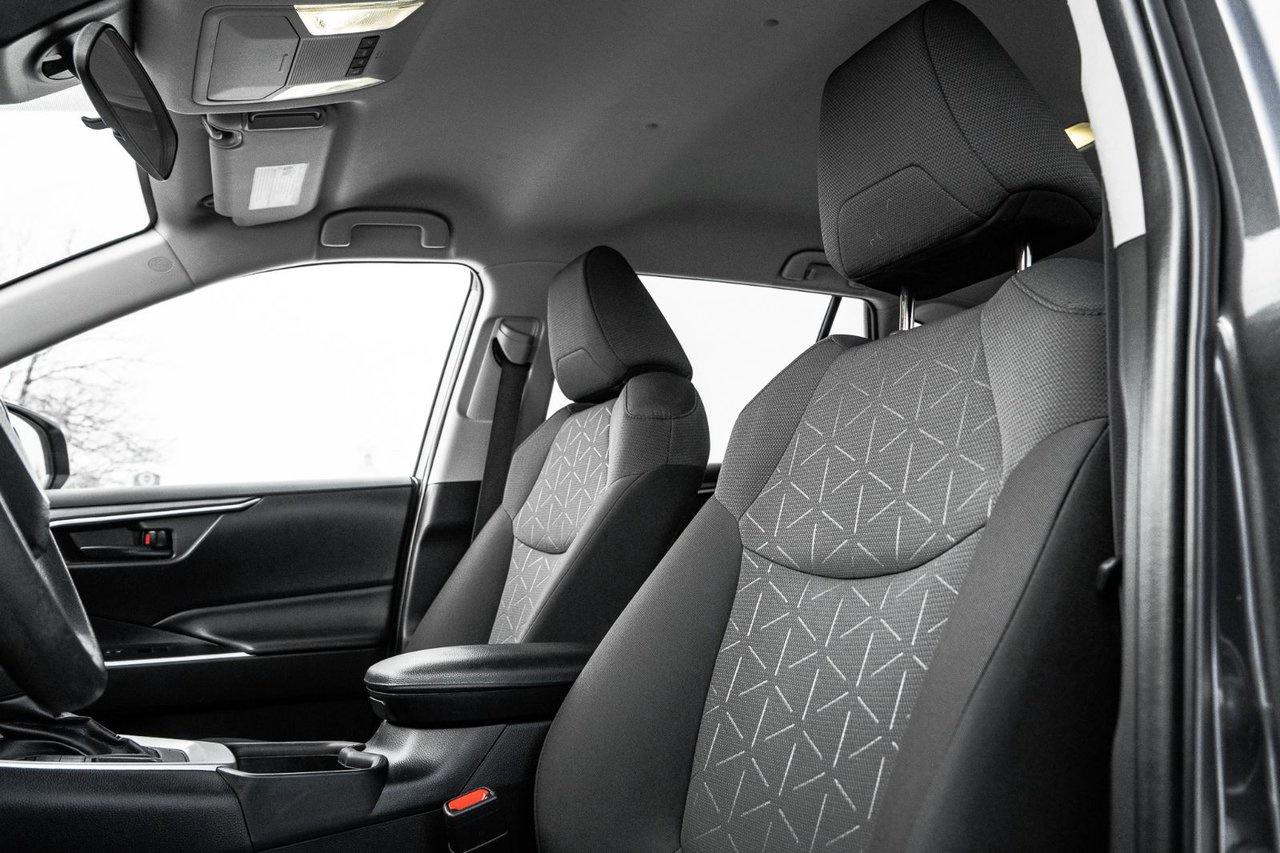 2022 Toyota RAV4 LE Photo