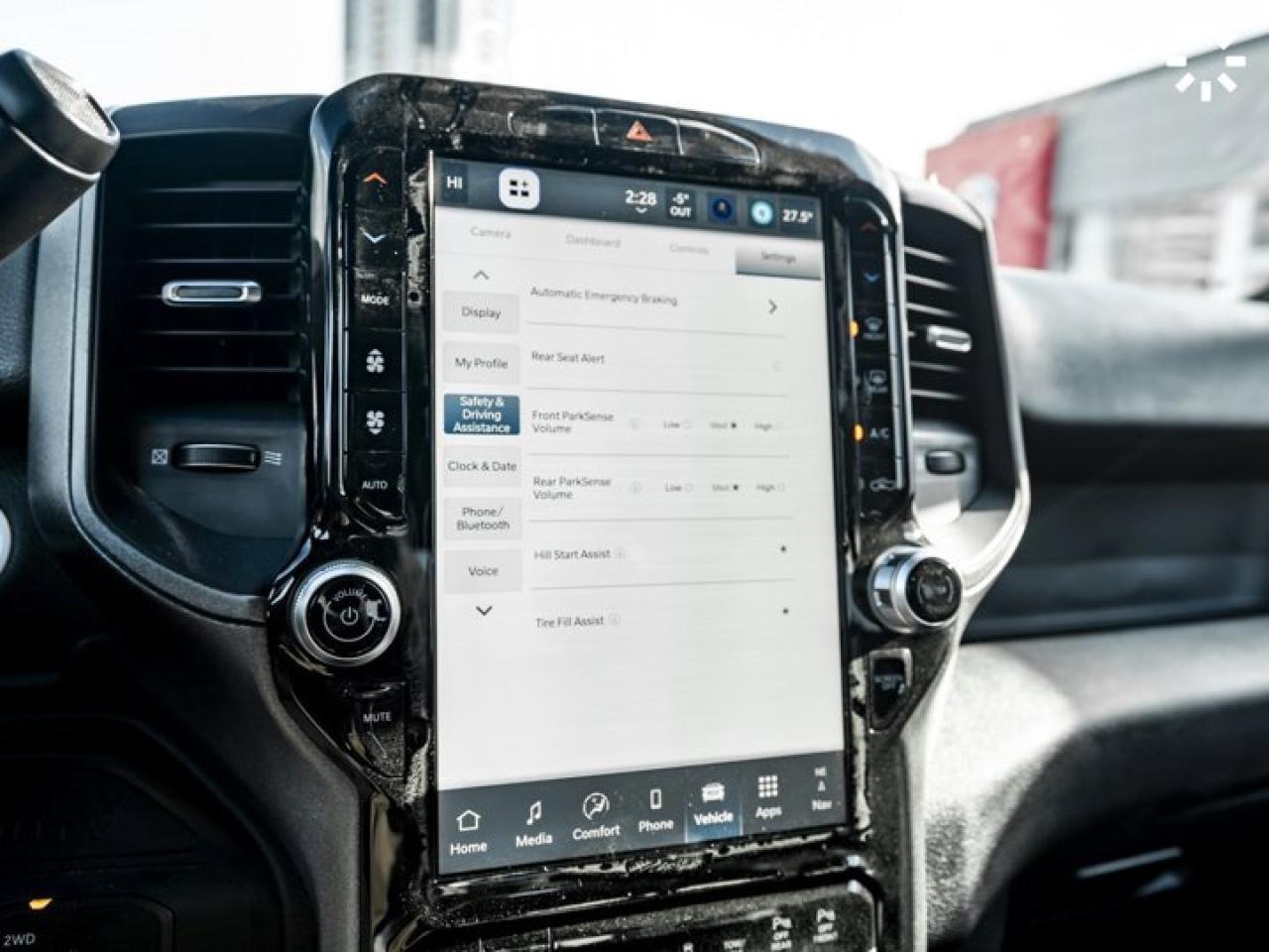 2025 RAM 3500 Tradesman 6'4" Box 12'' Screen 6.4L V8 HEMI Alpine Audio Navi Remote Start Photo