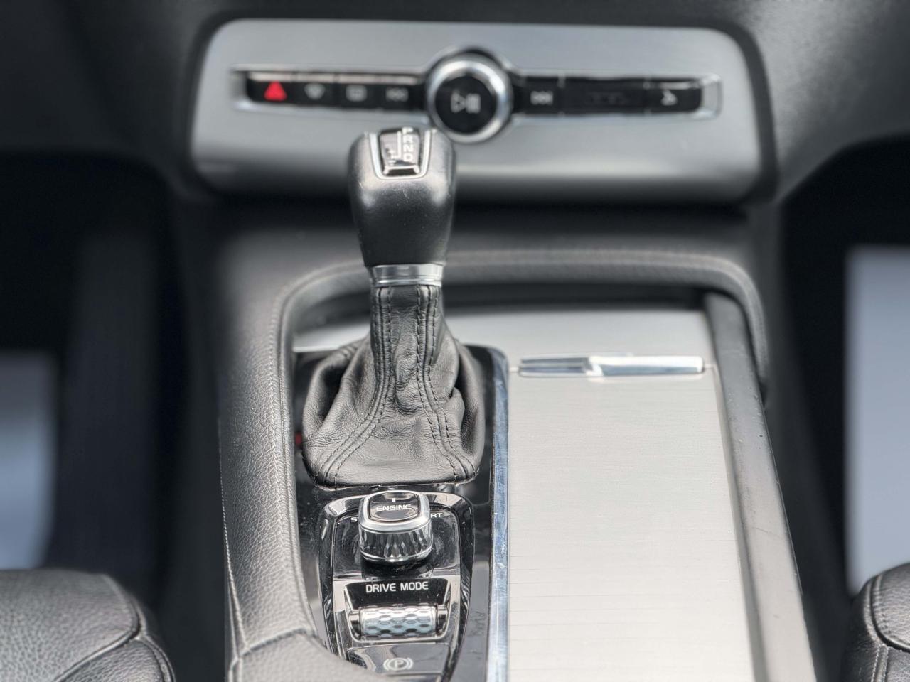 2017 Volvo XC90 T6 MOMENTUM | 7 SEATER | PANO | NAVI | LOADED Photo