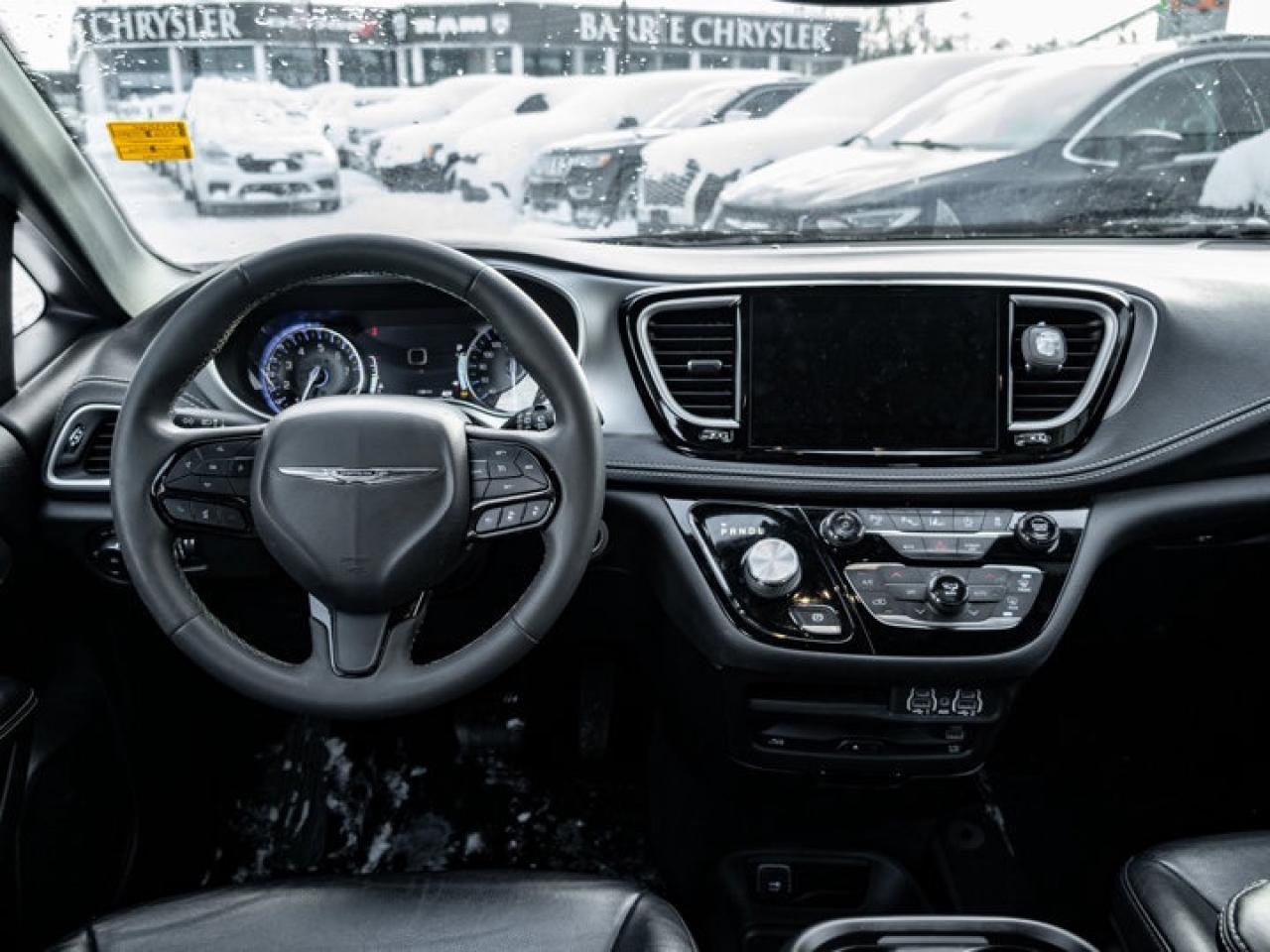 2022 Chrysler Pacifica Touring L Photo2