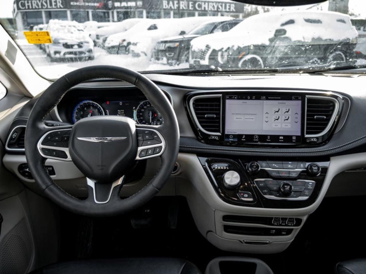 2022 Chrysler Pacifica Touring L Photo2
