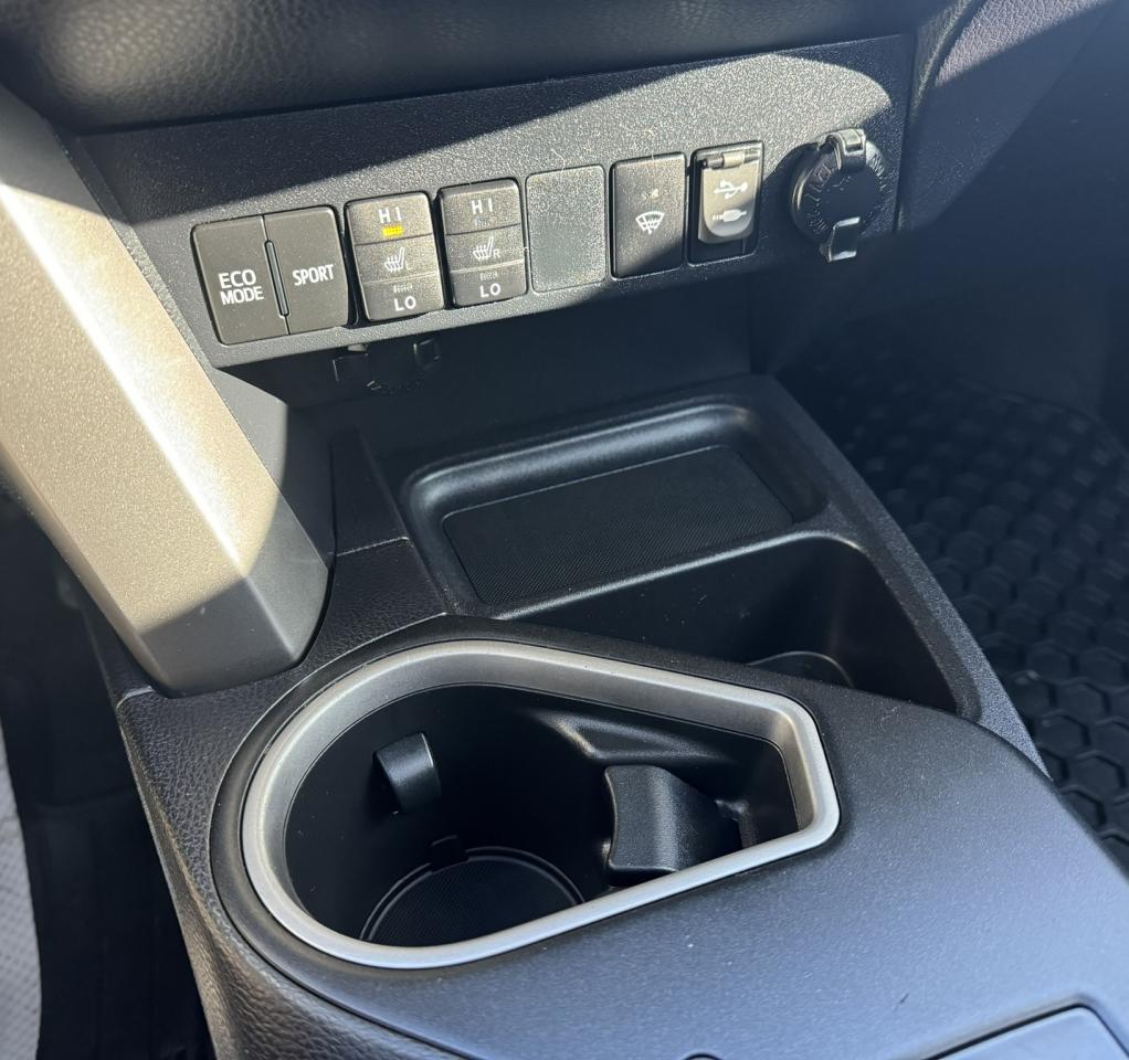 2016 Toyota RAV4 AWD 4dr XLE Photo