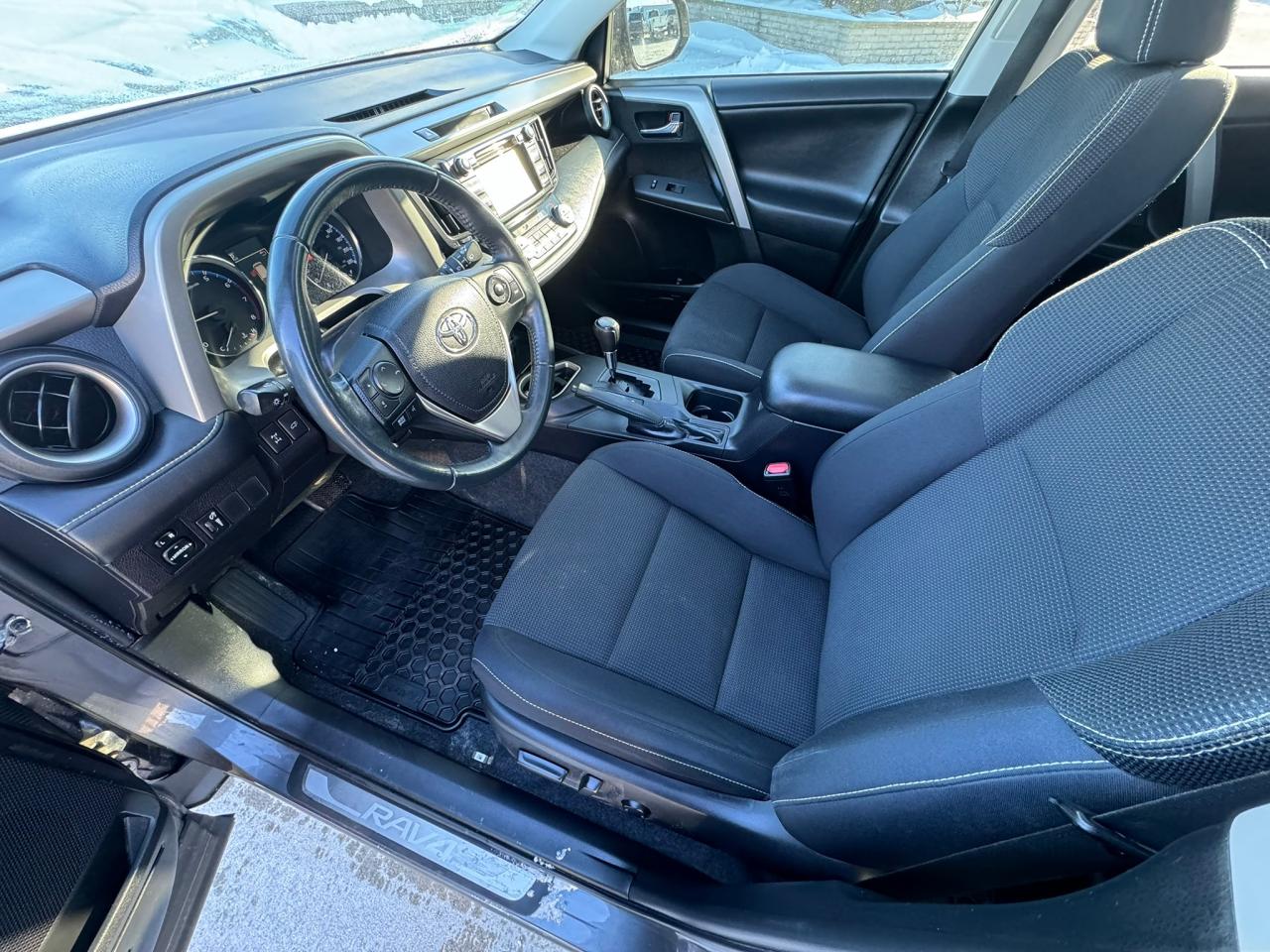 2016 Toyota RAV4 AWD 4dr XLE Photo