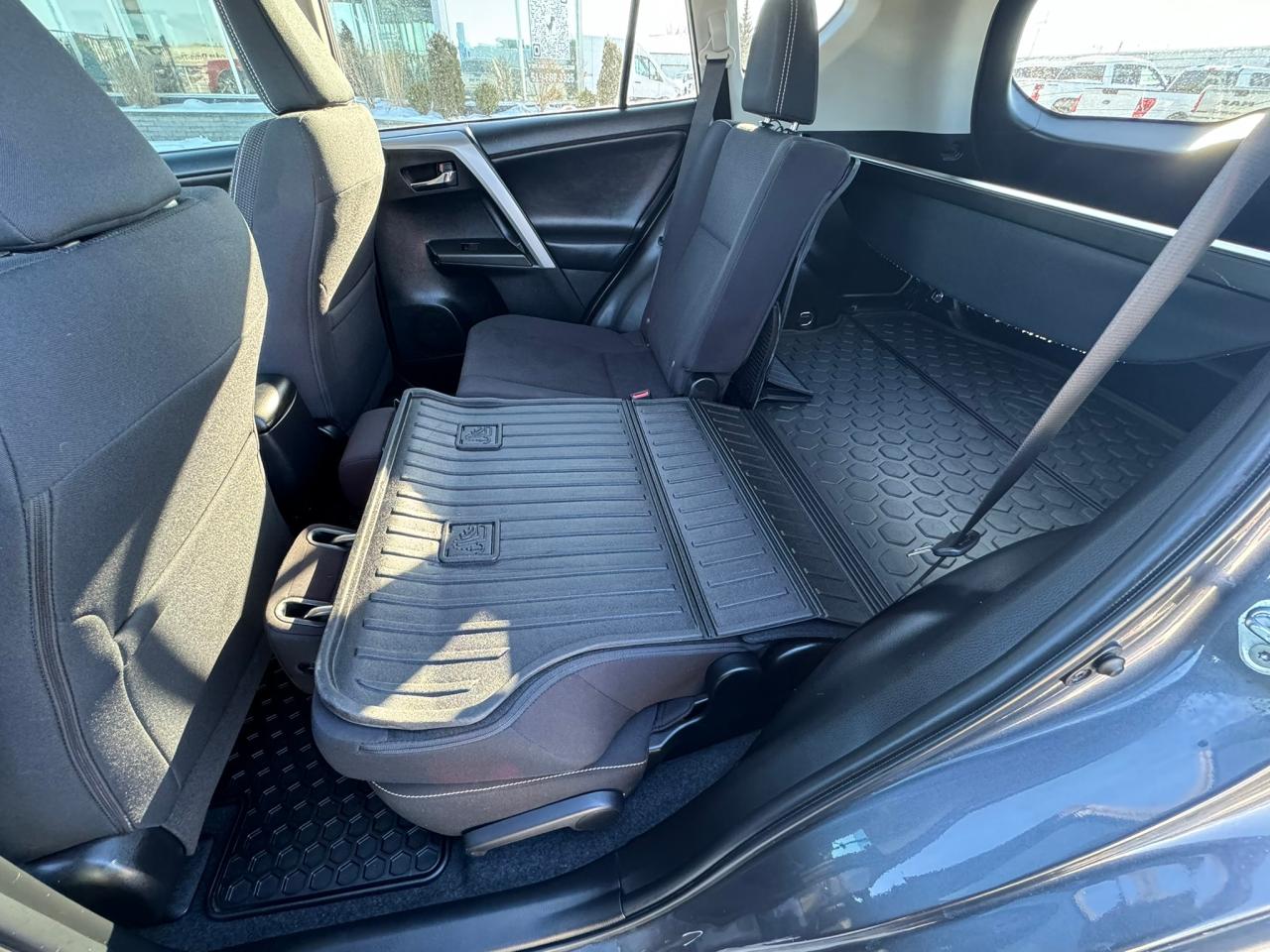 2016 Toyota RAV4 AWD 4dr XLE Photo