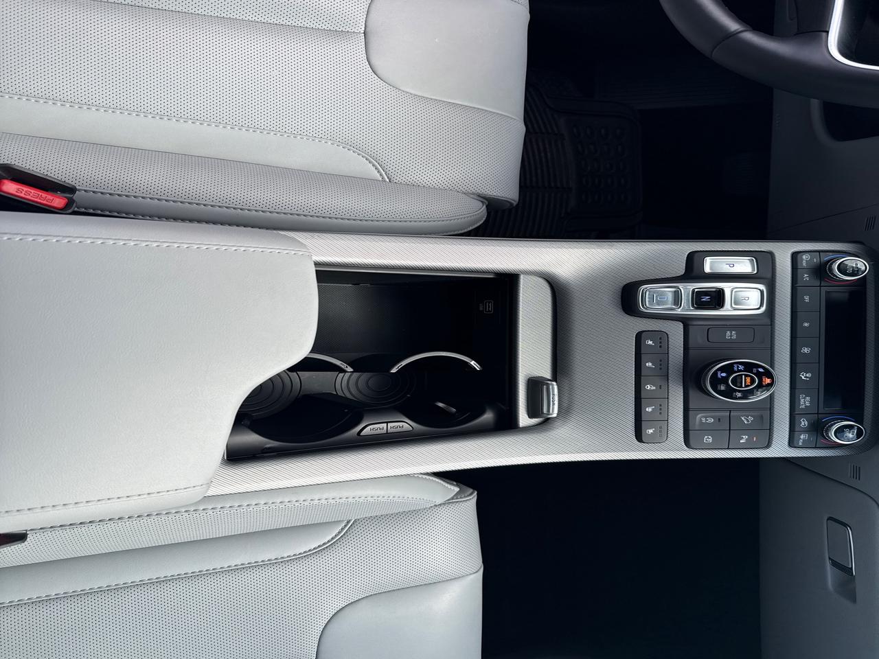2025 Hyundai PALISADE Urban 8 Passenger Photo