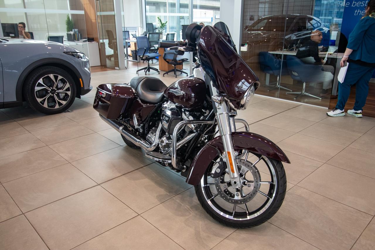 2022 Harley-Davidson FLHX Street Glide Deluxe Photo3