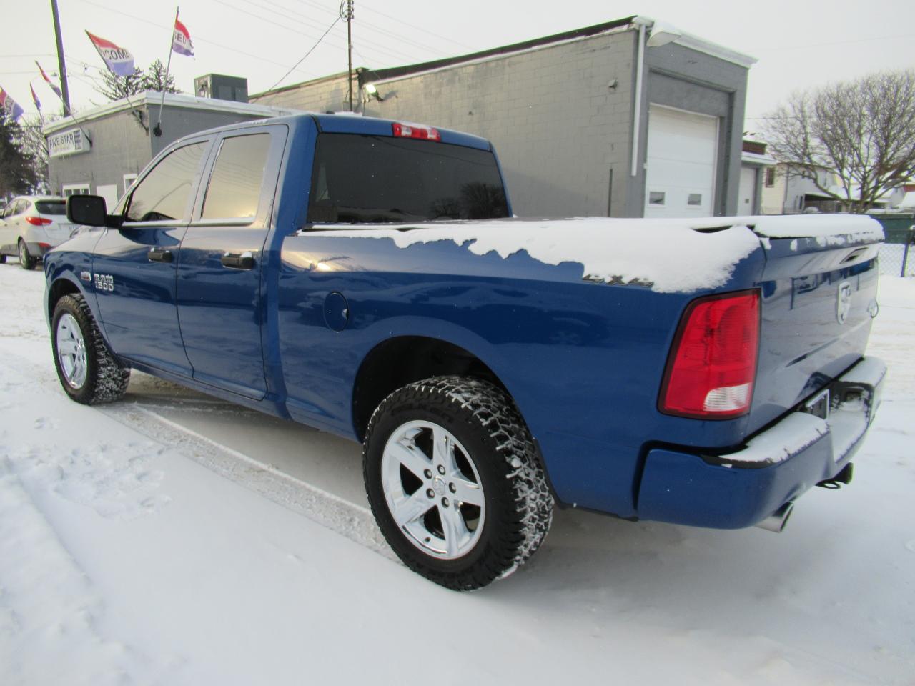 2017 RAM 1500 4x4 V8 5.L Photo2