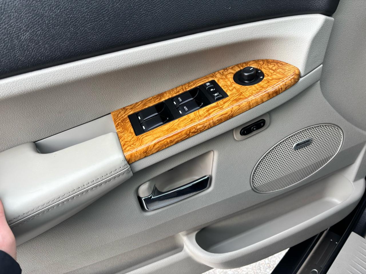 2010 Jeep Grand Cherokee Limited  ** 4X4, HTD LEATH, BACK CAM ** Photo