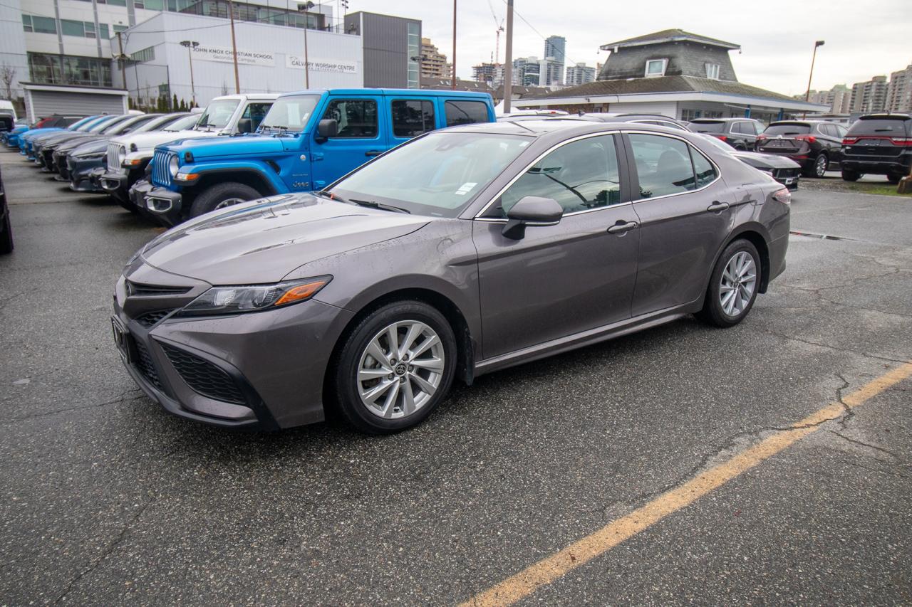 2024 Toyota Camry SE Photo2