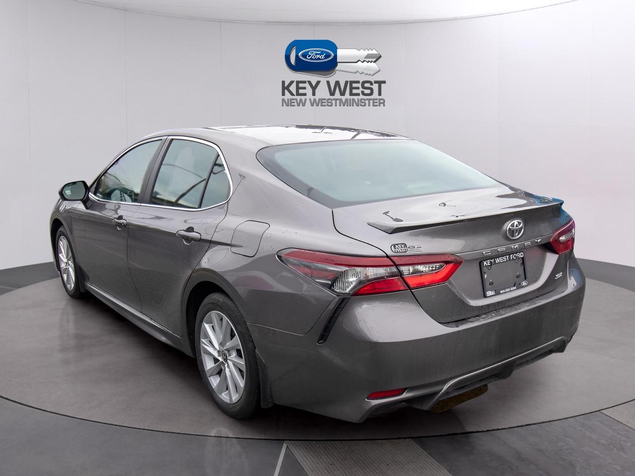 2024 Toyota Camry SE Photo2