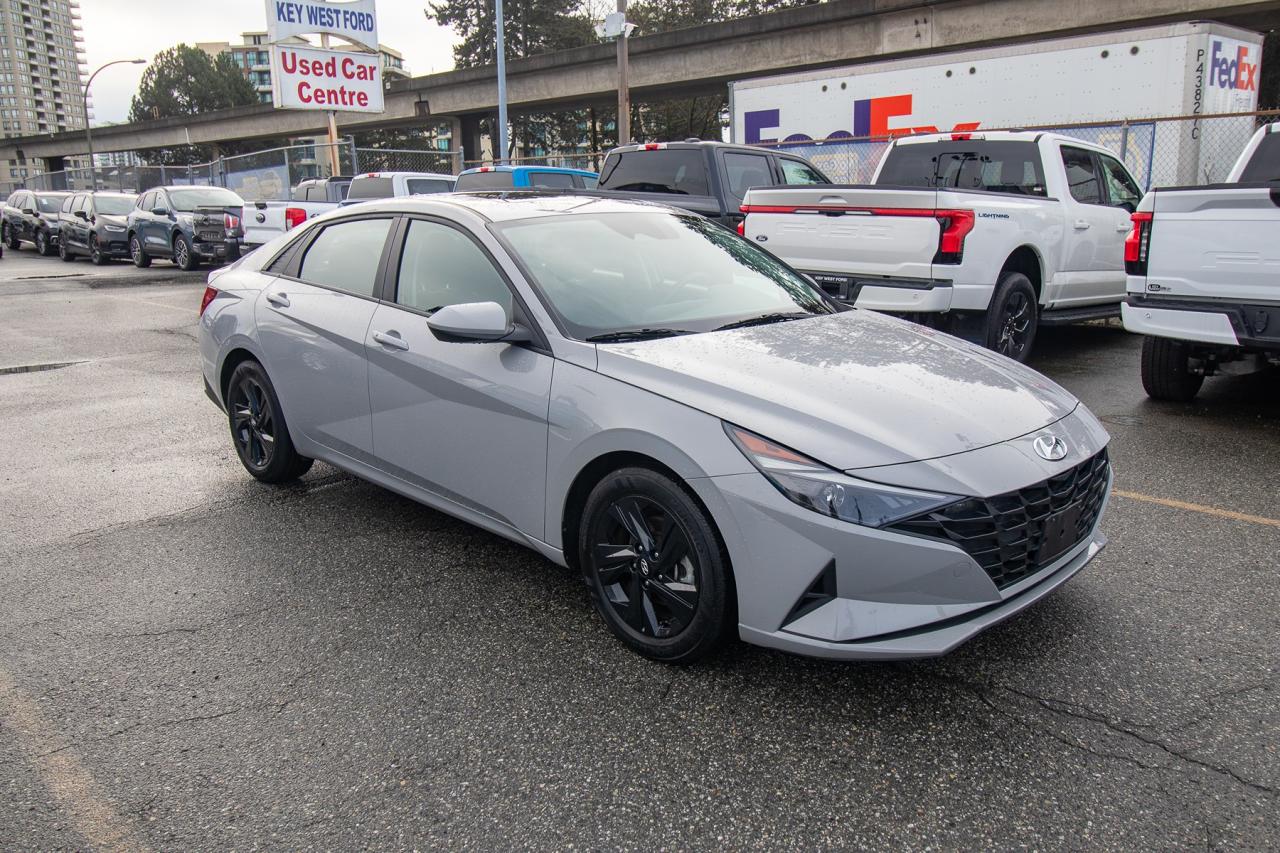 2023 Hyundai Elantra Preferred IVT w/Tech Pkg Photo4