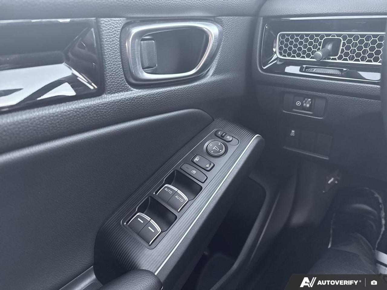 2025 Honda Civic TOURING / NO ACCIDENTS / HYBRID / LEATHER / ROOF Photo