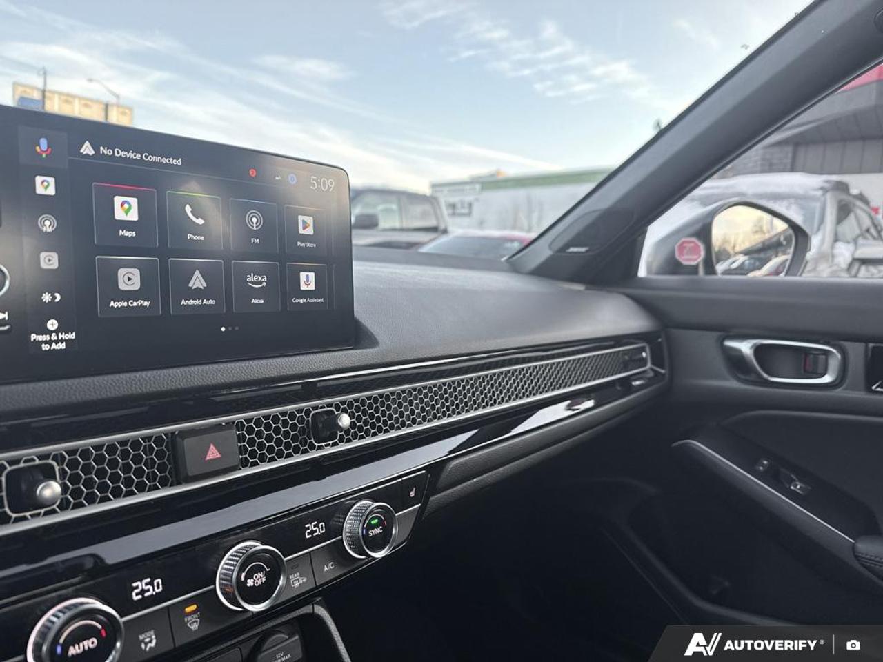 2025 Honda Civic TOURING / NO ACCIDENTS / HYBRID / LEATHER / ROOF Photo