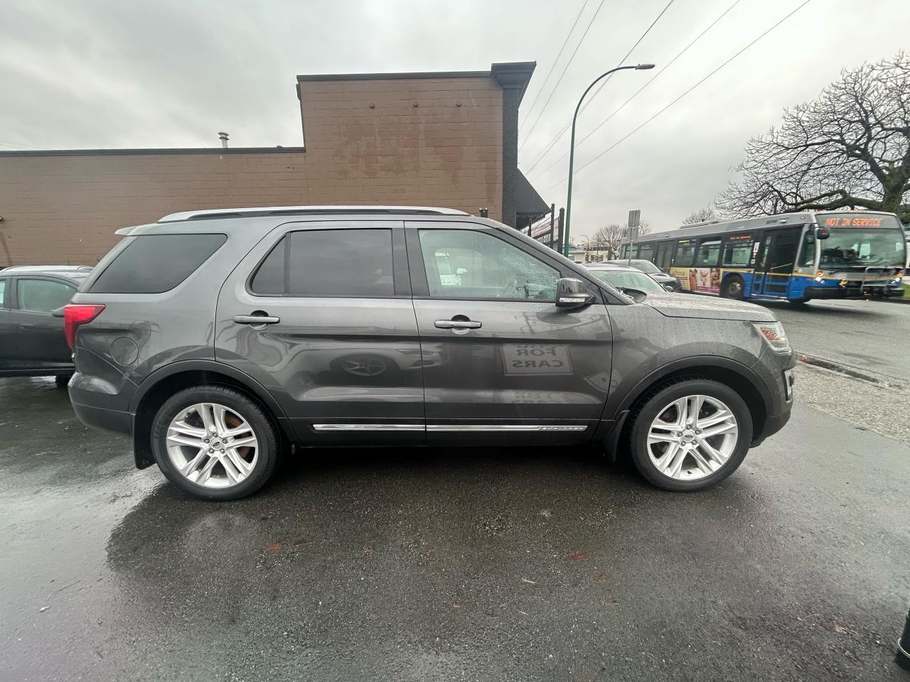 2017 Ford Explorer XLT - Photo #6