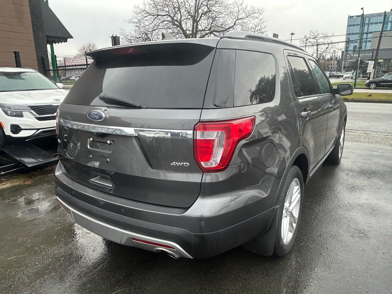 2017 Ford Explorer XLT - Photo #5