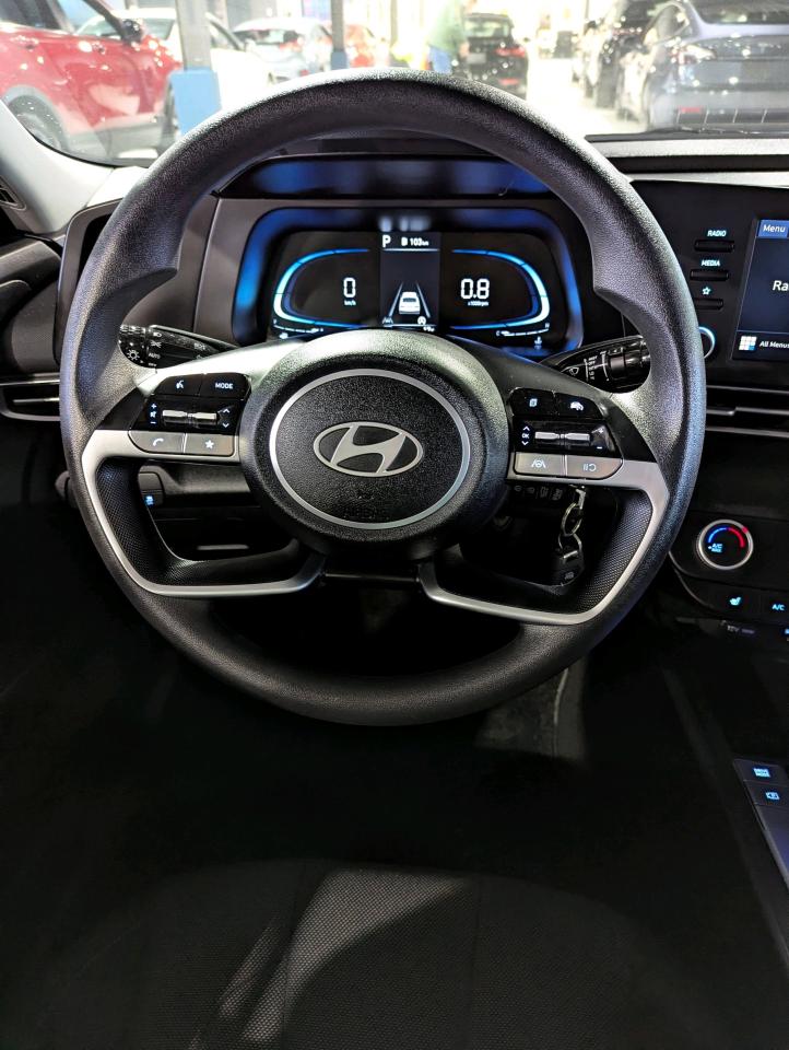 2024 Hyundai Elantra Essential IVT Photo