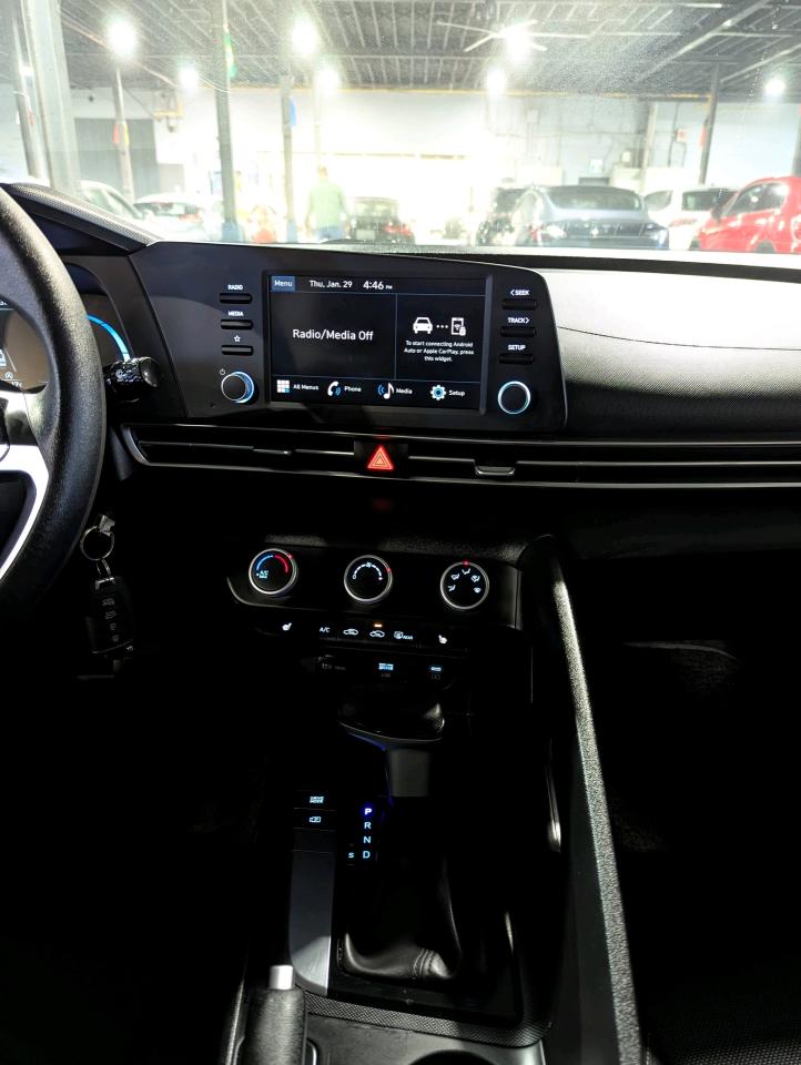 2024 Hyundai Elantra Essential IVT Photo