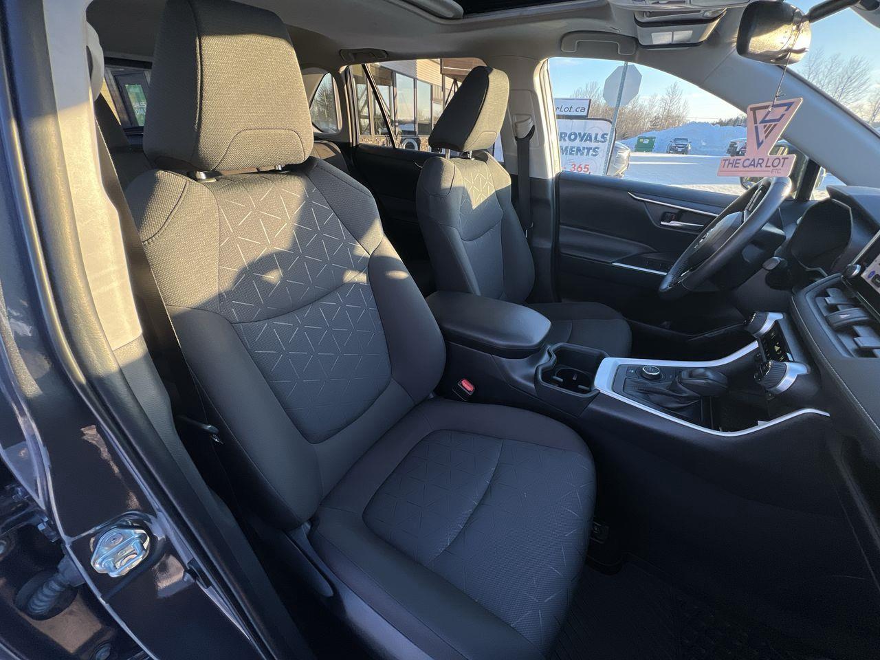 2023 Toyota RAV4 Hybrid XLE AWD, HYBRID, MONROOF, BACK UP CAM, SIRIUS XM, POWER LIFTGATE, HEATED SEATS, HEATED STEERING WHEEL!! Photo